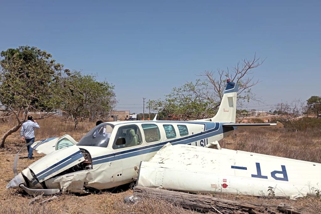 Avião de pequeno porte cai em pista do aeródromo municipal